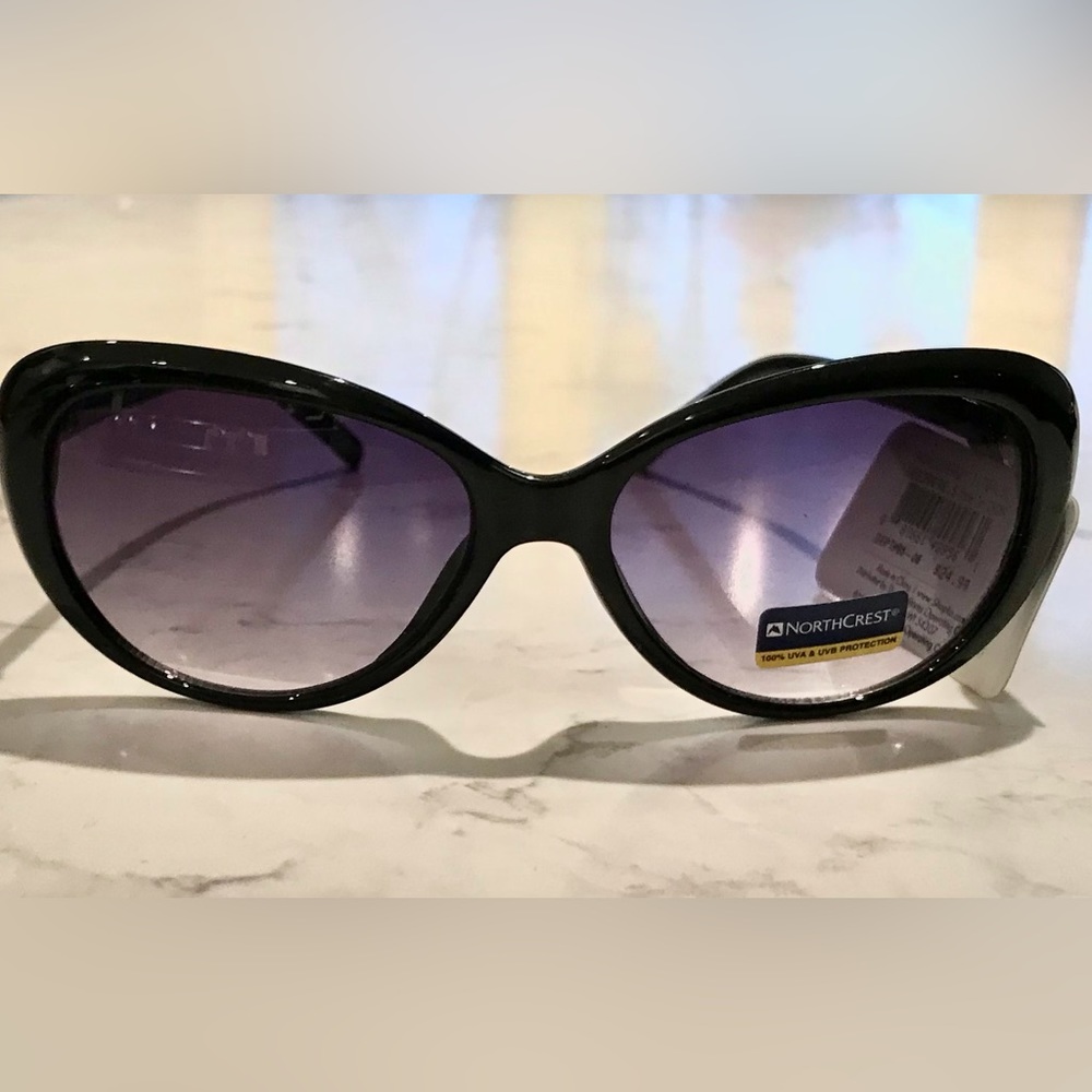 NWT WOMEN'S NORTHCREST Black and Gold Sunglasses
